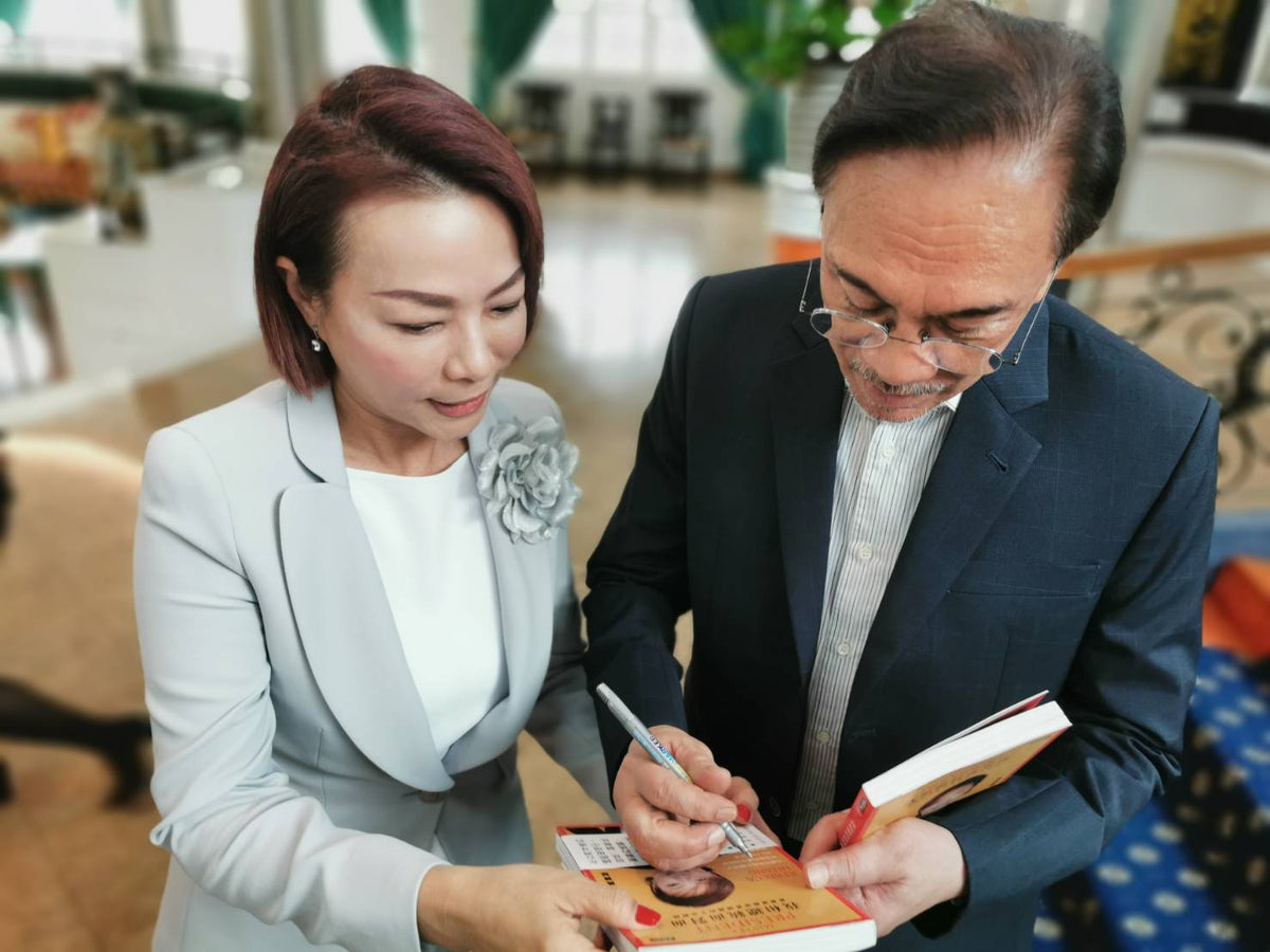他坐了十年牢，女兒替他在國際間奔走——安華讓我看見，政治的代價從來不是一個人付的