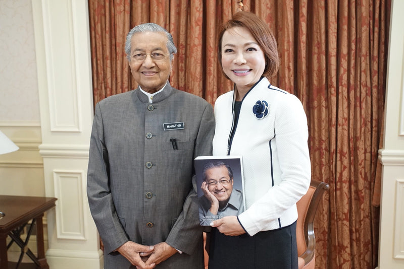 16 年後再進首相府，馬哈迪拿著我們當年的合照說：「你看當時我的頭髮都是黑的！」